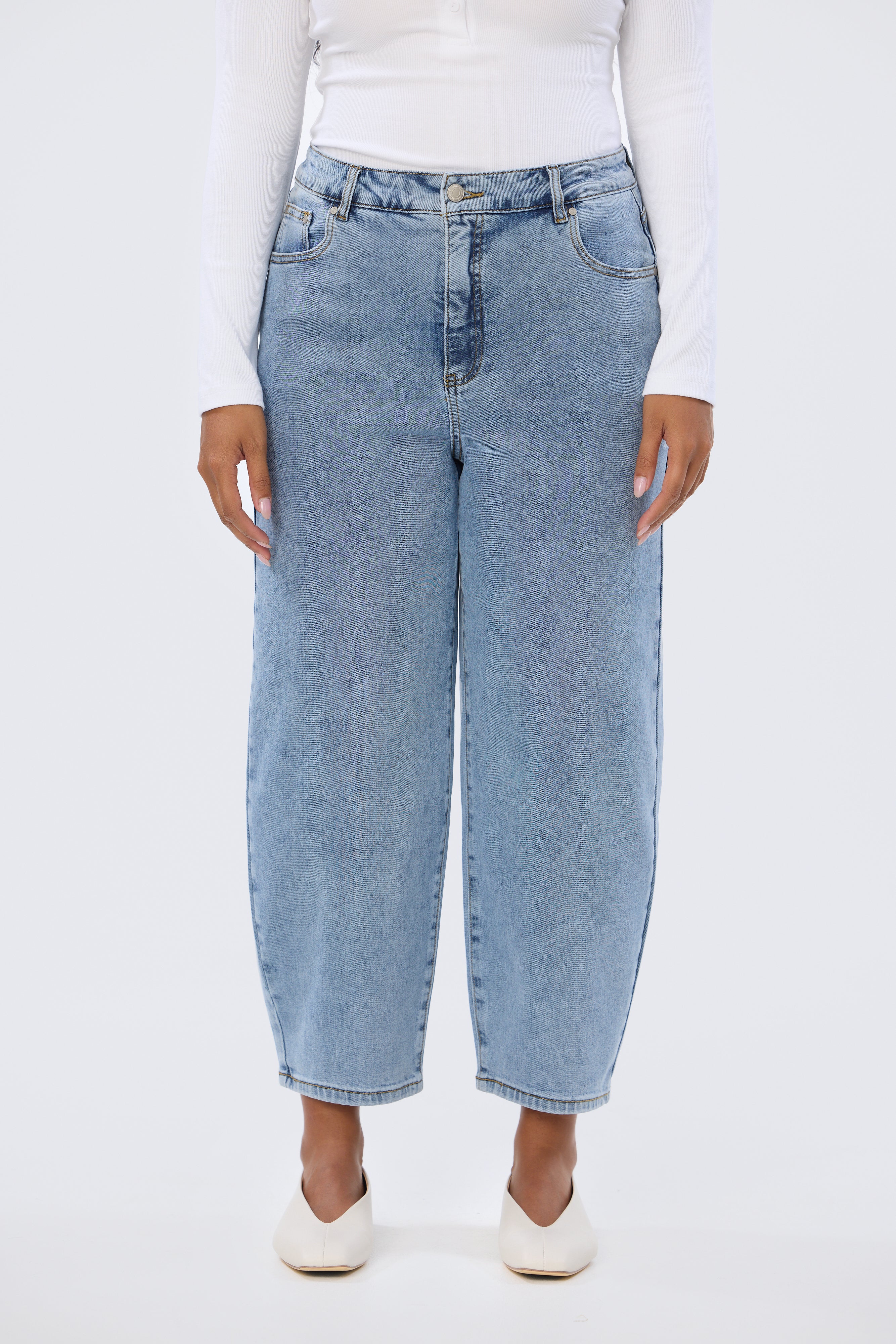 Signature Barrel Leg Jeans - Mid Blue Wash - Image 6